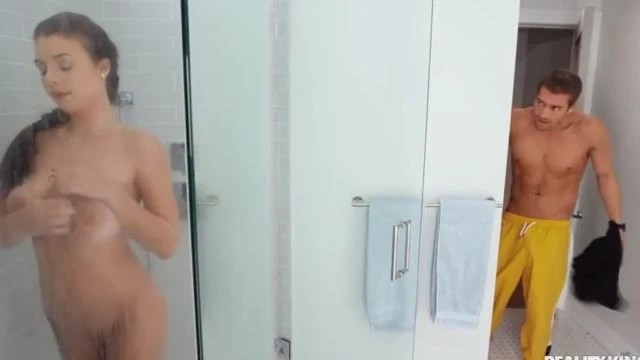 BigNaturals： Gabbie Carter sucking cock XXX (1)